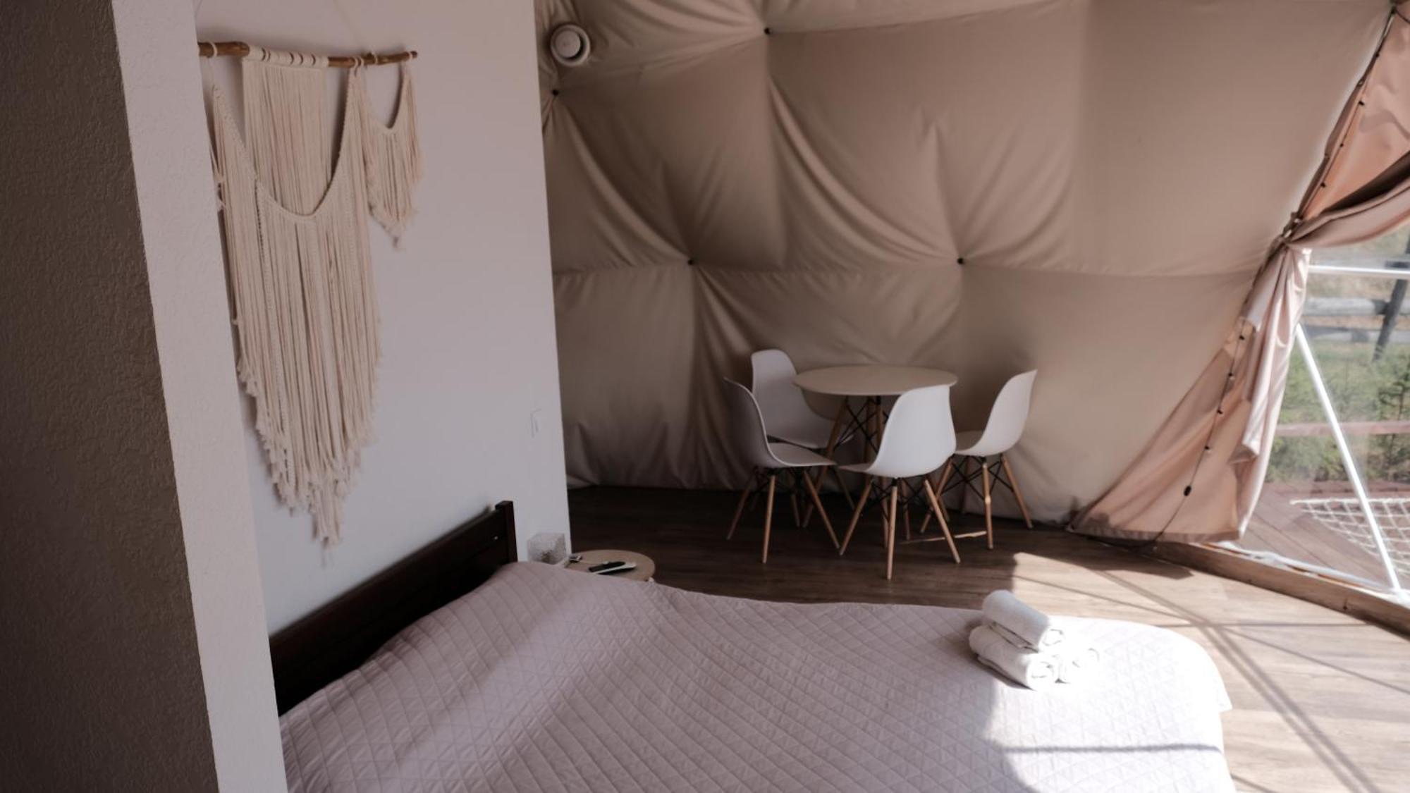 Глемпінг Де Вайб Hotell Vorochta Rum bild