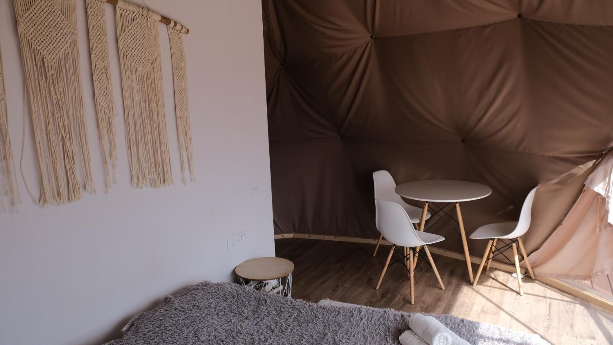 Глемпінг Де Вайб Hotell Vorochta Rum bild