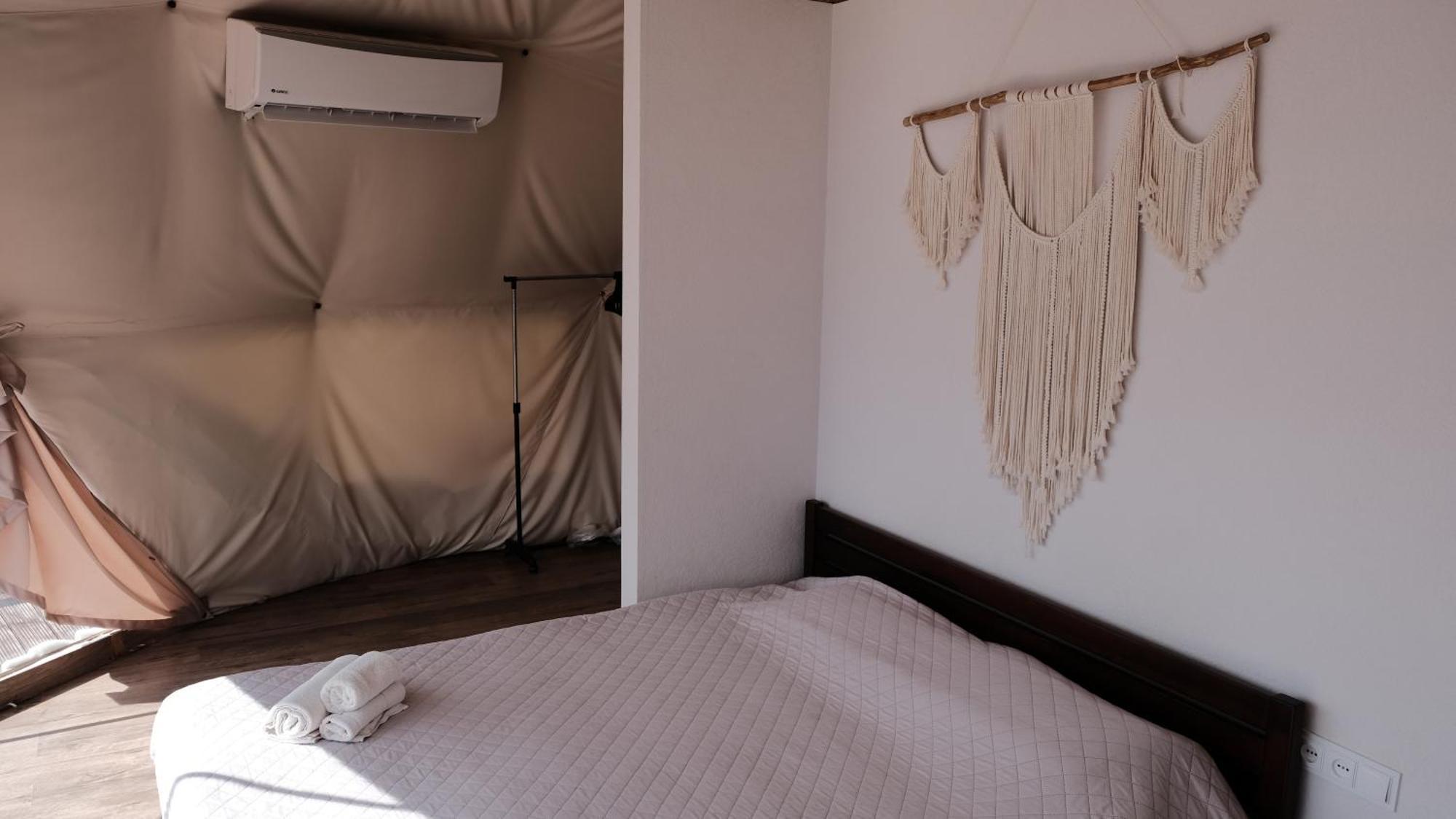 Глемпінг Де Вайб Hotell Vorochta Rum bild