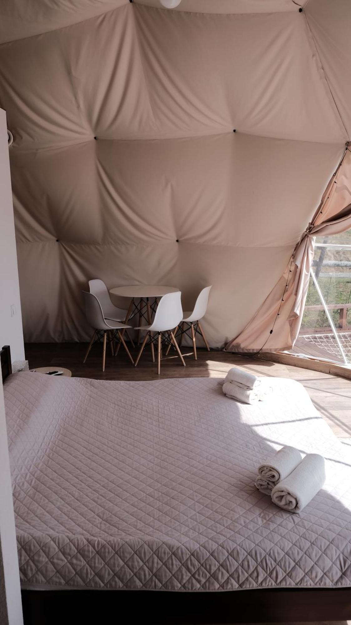 Глемпінг Де Вайб Hotell Vorochta Rum bild