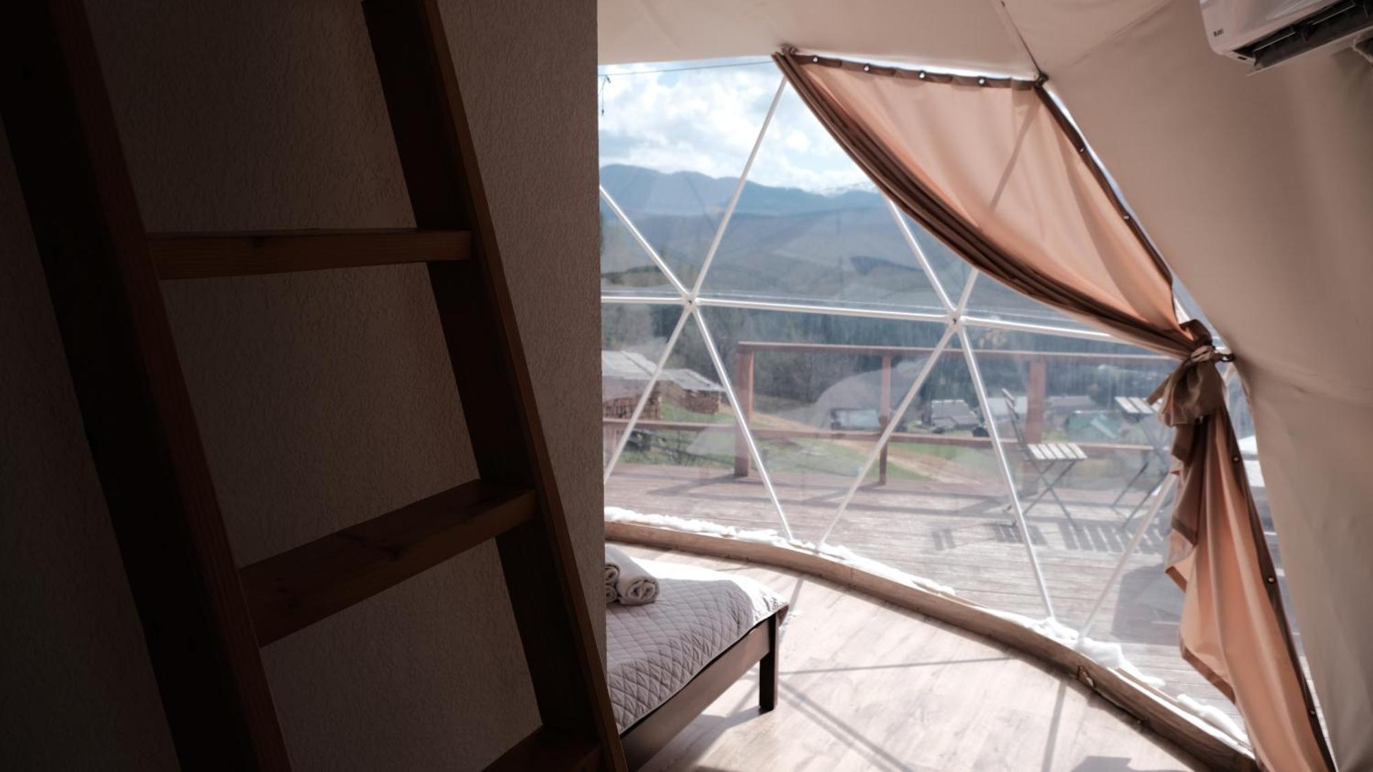 Глемпінг Де Вайб Hotell Vorochta Rum bild
