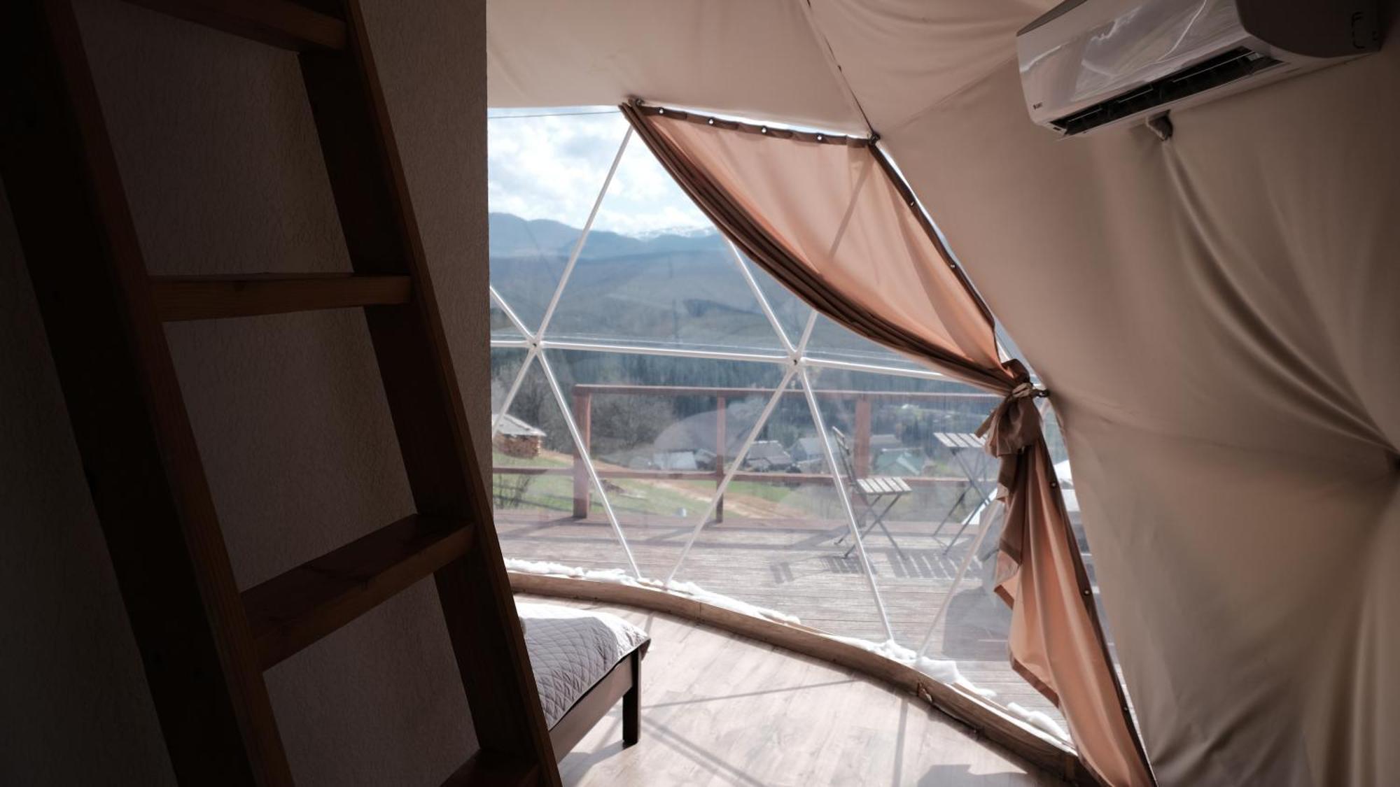 Глемпінг Де Вайб Hotell Vorochta Rum bild